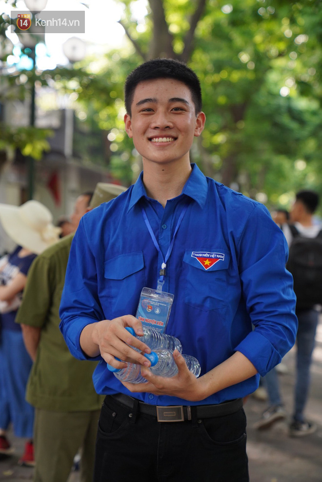 Sắc màu SV 19/7: “Rich kid” Việt có thu nhập khủng; nam sinh cõng bạn đi thi - gây sốt ảnh 4