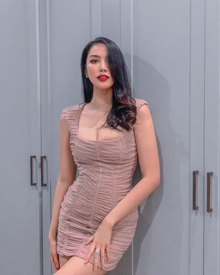 Ngọc Trinh tạo dáng... trên bàn ăn; Lan Khuê không được đi chơi vì lý do bất khả kháng ảnh 20