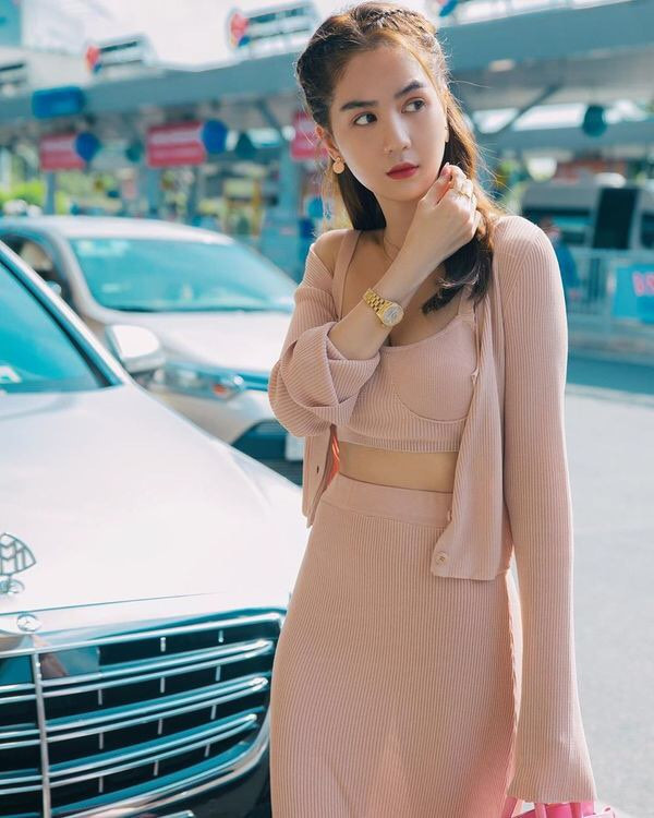 Ngọc Trinh hóa “Cô hầu gái” dù đã U40; Sơn Tùng phủ sóng “Sky Tour Movie” ở 190 quốc gia ảnh 16