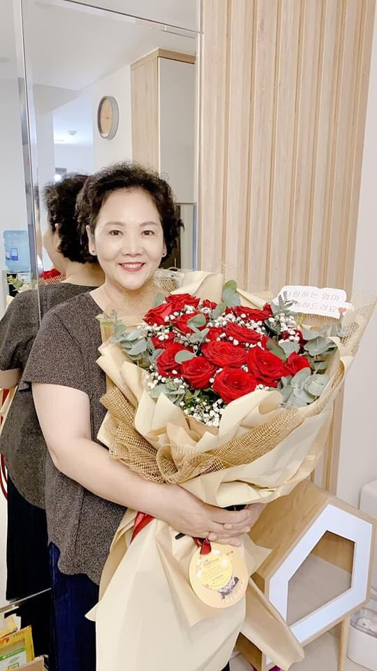 Hari Won, Nhật Kim Anh hạnh phúc bên mẹ; Angela Phương Trinh diện áo dài tại lễ Vu Lan ảnh 2