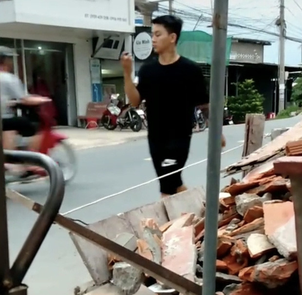 Showbiz 29/6: Midu khoe vòng 1 căng đét, nghi vấn Hoài Lâm về quê bán cafe vỉa hè mưu sinh ảnh 2