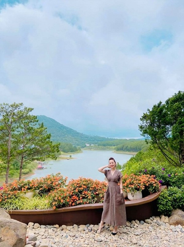 Showbiz 4/7: Ly Ly vui vẻ, mặc Châu Đăng Khoa đòi đền bù 15,5 tỷ; Thu Trang khoe “có bầu“ ảnh 16