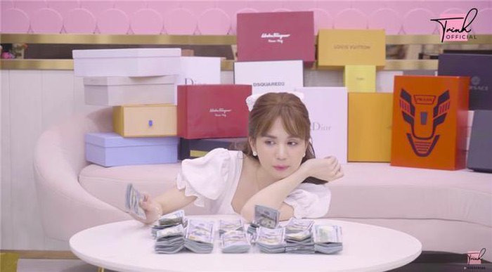 Thủy Tiên bị ông xã ngó lơ khi biển diễn; Angela Phương Trinh bất ngờ diện váy gợi cảm ảnh 7