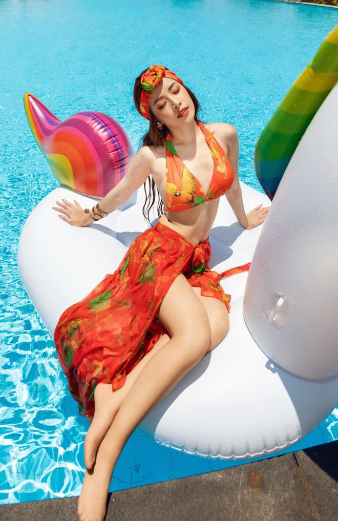 Ngọc Trinh tự thưởng đồng hồ hơn 1,8 tỷ đồng; Chi Pu sexy hết cỡ diện trang phục bikini ảnh 1