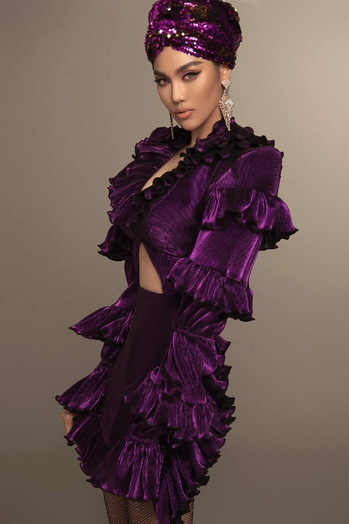 Showbiz 4/8: Ngọc Trinh phỗ diễn đường cong nóng bỏng, BB Trần diện váy xuyên thấu ảnh 11