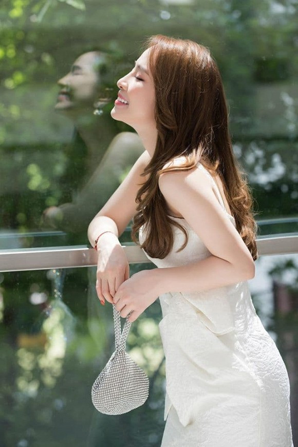 Showbiz 5/6: Bảo Thanh được chồng tặng xế sang tiền tỷ, Bảo Anh tuôn huyết lệ trong MV mới ảnh 6