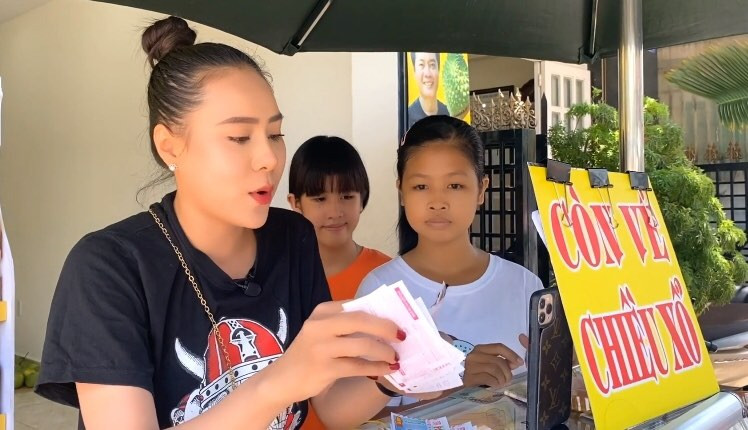 Chi Pu diện tất mỏng xuyên thấu; Phương Oanh liên tục tậu nhà sang ở tuổi 31 ảnh 11