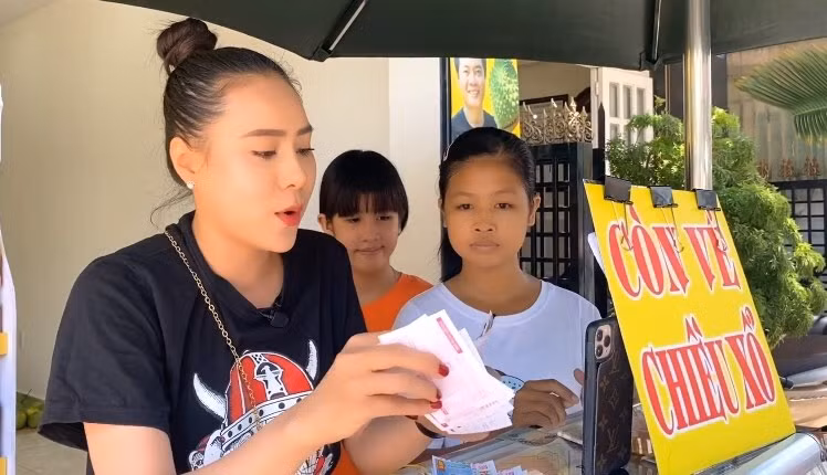 Chi Pu diện tất mỏng xuyên thấu; Phương Oanh liên tục tậu nhà sang ở tuổi 31 ảnh 11