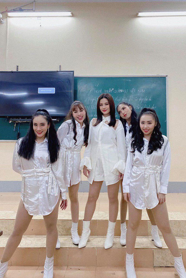 Showbiz 24/6: Đàm Thu Trang khoe bụng bầu, Hồ Ngọc Hà “đáp miếng” rạng rỡ mang song thai ảnh 1