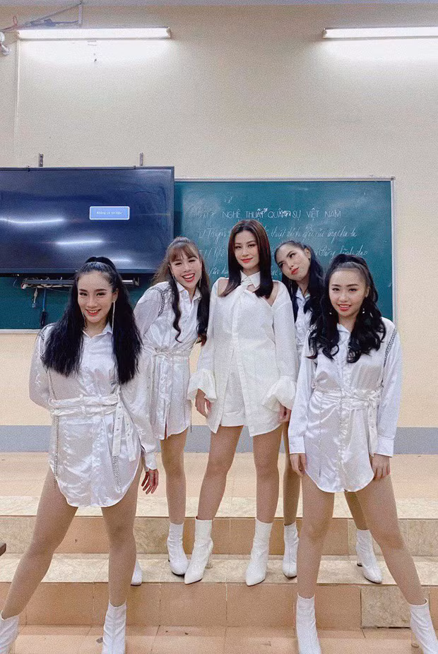 Showbiz 24/6: Đàm Thu Trang khoe bụng bầu, Hồ Ngọc Hà “đáp miếng” rạng rỡ mang song thai ảnh 1