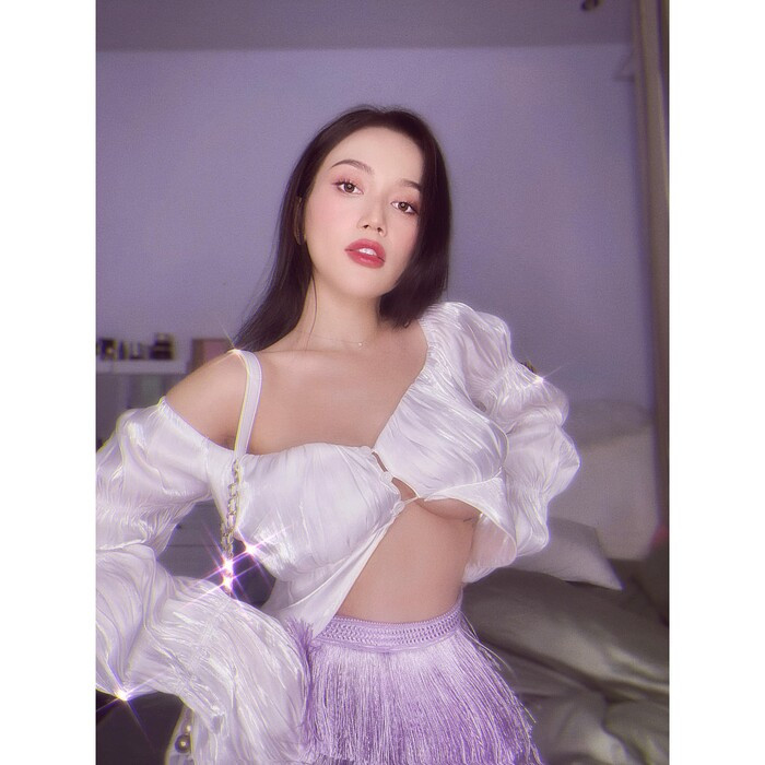 Showbiz 2/8: Phạm Quỳnh Anh khoe lưng trần gợi cảm, Sĩ Thanh diện đồ táo bạo ảnh 11