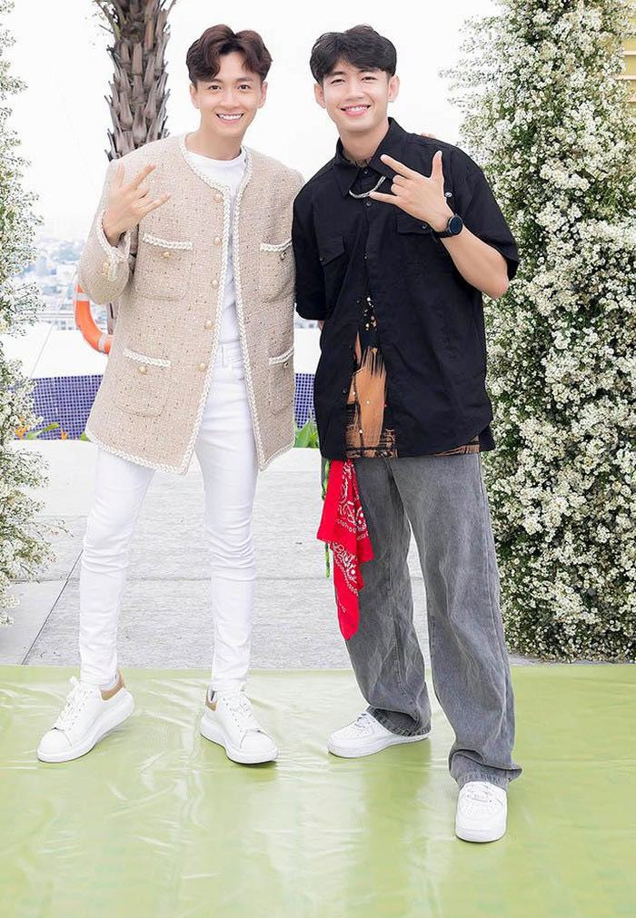 Ngọc Trinh tạo dáng... trên bàn ăn; Lan Khuê không được đi chơi vì lý do bất khả kháng ảnh 14