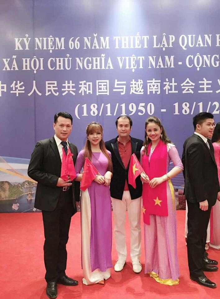 Mai Phương (thứ hai từ trái sang) trong chương trình Kỉ niệm 66 năm thiết lập quan hệ ngoại giao Việt Trung. (NVCC) Nữ du học sinh Việt Nam tại Trung Quốc với chuỗi thành tích ấn tượng nơi đất khách ảnh 2