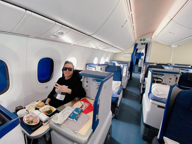 Đông Nhi diện đồ hiệu chụp trong tủ đồ, sáng tác lạ lùng mới của Đen Vâu ảnh 9