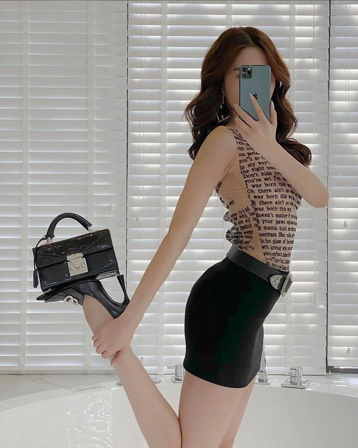 Ngọc Trinh tự thưởng đồng hồ hơn 1,8 tỷ đồng; Chi Pu sexy hết cỡ diện trang phục bikini ảnh 6