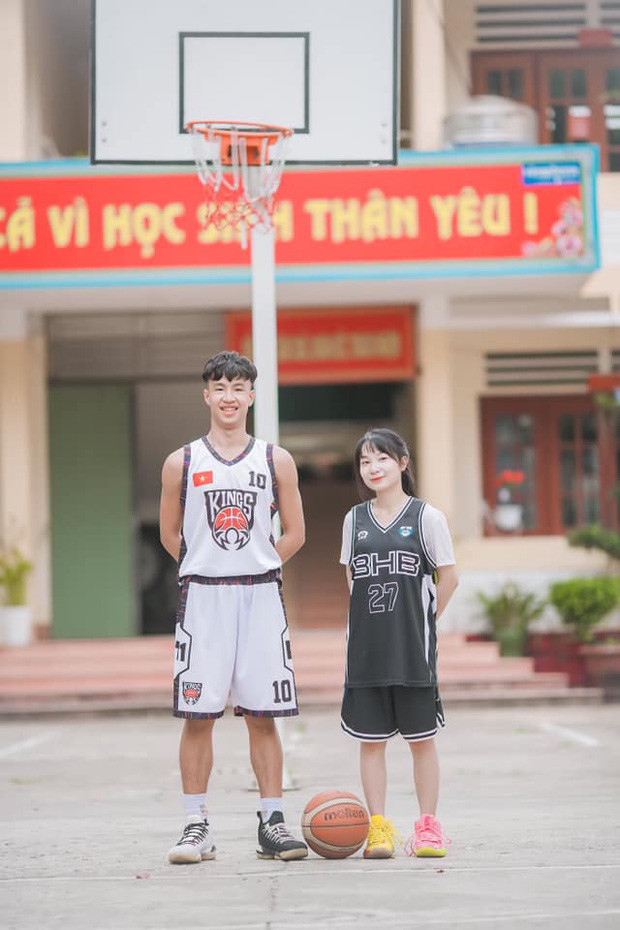 Sắc màu SV 27/7: “Thả tim” rần rần với nữ “chiến sĩ” xinh đẹp của ĐH Kinh tế Quốc dân ảnh 10