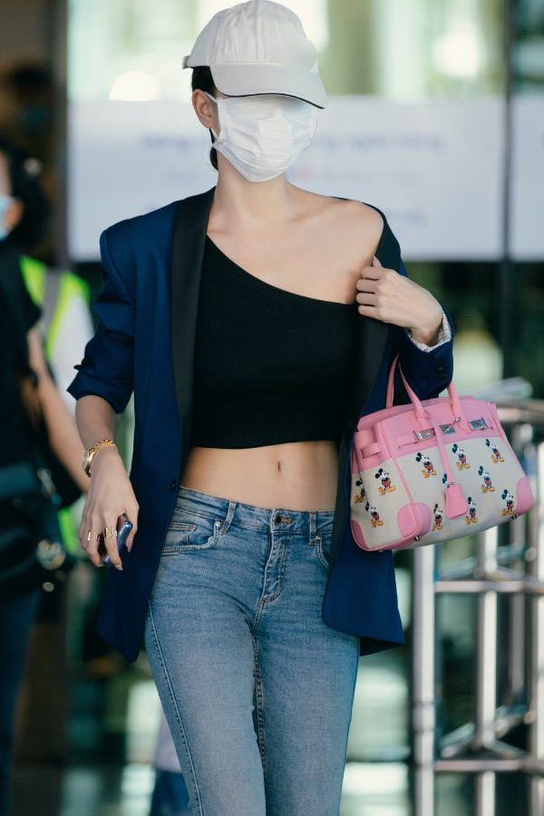 Hiền Hồ bất ngờ nữ tính với kiểu tóc mới; H'Hen Niê tự tin với túi cói đi chợ ảnh 25