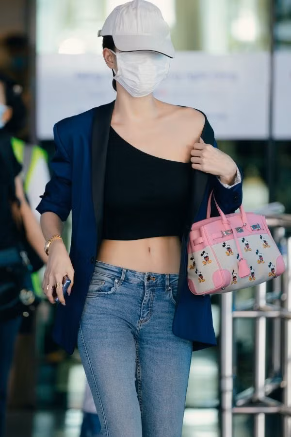 Hiền Hồ bất ngờ nữ tính với kiểu tóc mới; H'Hen Niê tự tin với túi cói đi chợ ảnh 25