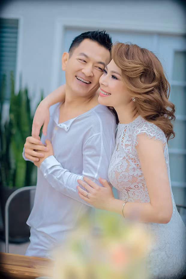 Showbiz 1/8: Chi Pu khoe vòng 1 cực nóng, Khả Ngân đón tuổi mới một mình ảnh 21