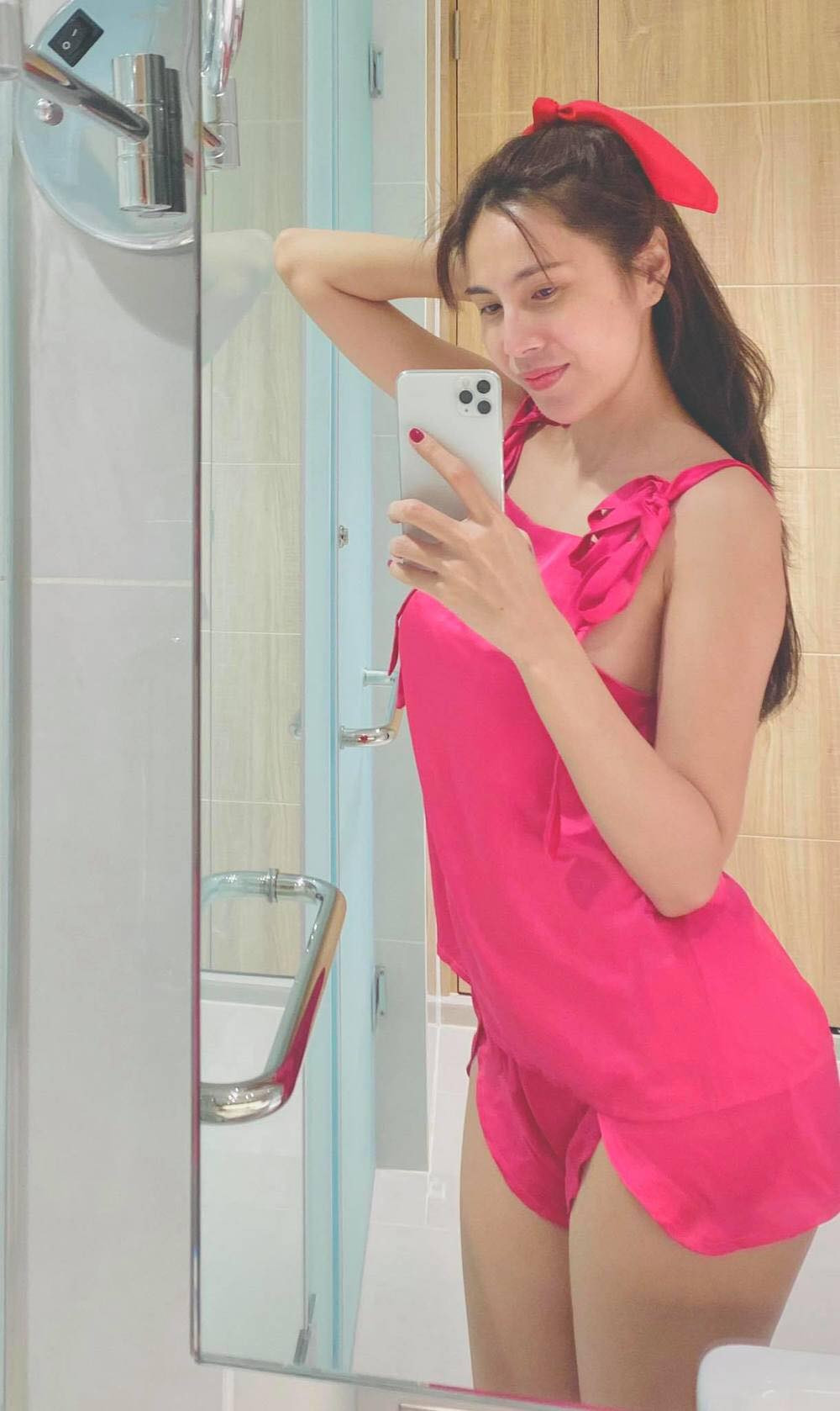 Thủy Tiên khoe ảnh tự tin mặc đồ ngủ, để mặt mộc; Mr. Siro khiến fan “sốc” vì quá gầy ảnh 29