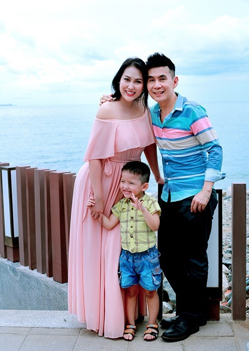 Showbiz 1/6: Vợ chồng Lê Phương dẫn 2 con đi biển đón 1/6, Khả Ngân khoe tóc mới cá tính ảnh 2