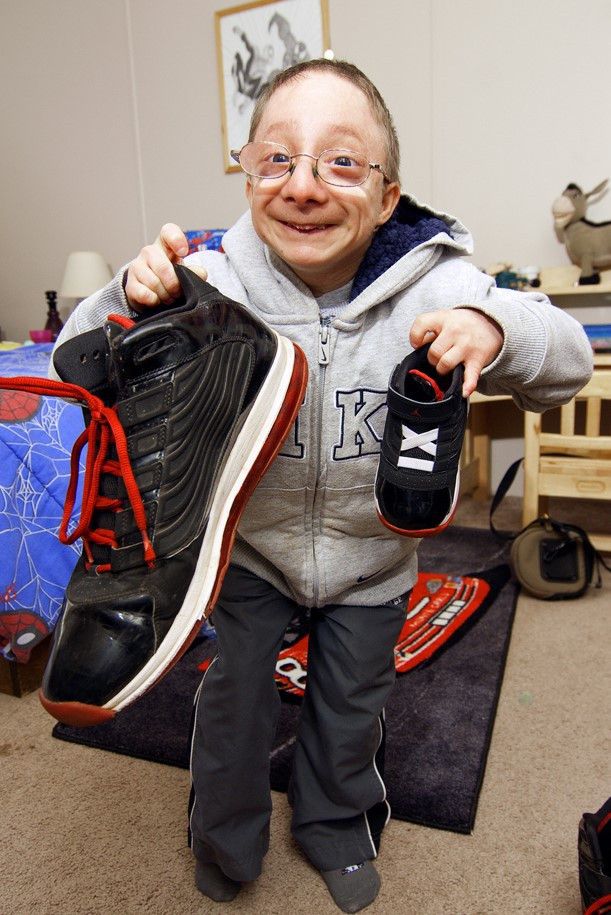 Chàng lùn 28 tuổi cao 86cm, nặng 13kg: Sống lạc quan, tích cực từng ngày, cho dù bệnh tật ảnh 1