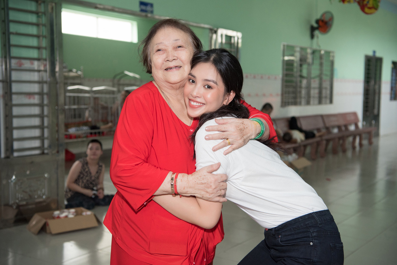 Showbiz 1/6: Vợ chồng Lê Phương dẫn 2 con đi biển đón 1/6, Khả Ngân khoe tóc mới cá tính ảnh 12