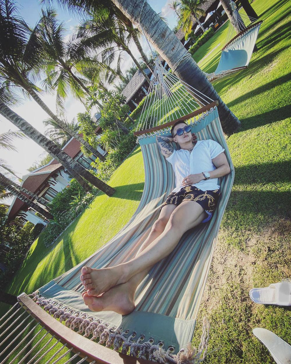 Hiền Hồ bất ngờ nữ tính với kiểu tóc mới; H'Hen Niê tự tin với túi cói đi chợ ảnh 12