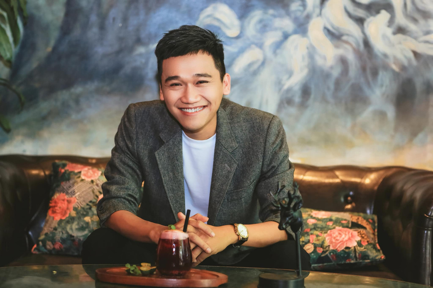 Xuân Nghị hóa “nam thần” điện ảnh khi tạo dáng trên nóc xế hộp tiền tỷ ảnh 2