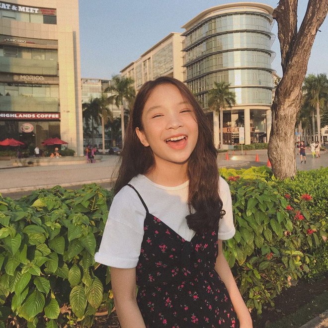 Cameraman sinh năm 2001 quá đẹp trai; nữ sinh có nụ cười tươi rói ảnh 9