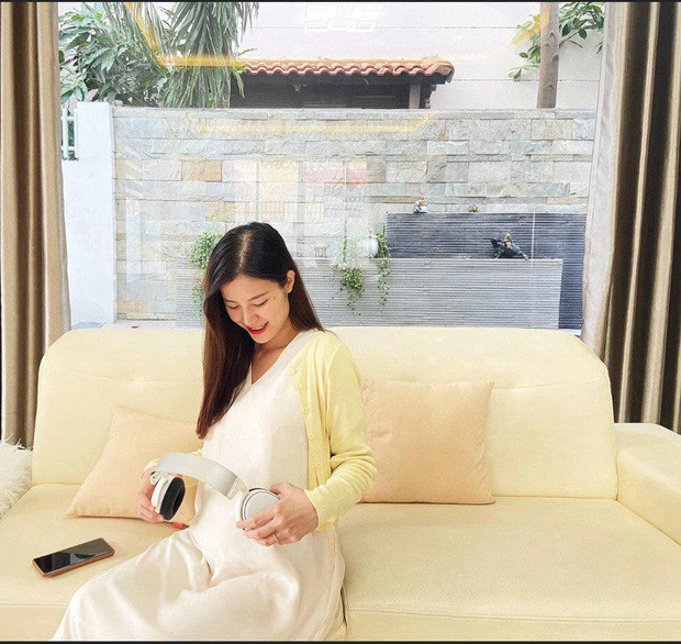 Showbiz 24/7: Lâm Vỹ Dạ khoe lưng trần, Midu để lộ mặt ít son phấn ảnh 8