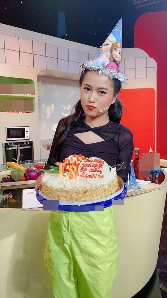 Ngọc Trinh tự thưởng đồng hồ hơn 1,8 tỷ đồng; Chi Pu sexy hết cỡ diện trang phục bikini ảnh 14