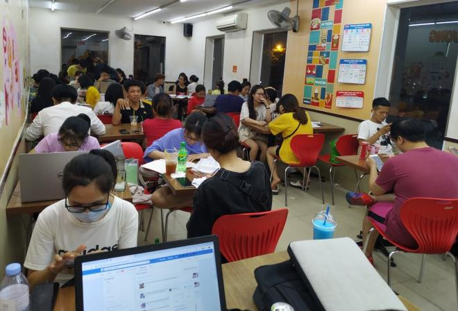 Sắc màu SV 27/6: Sinh viên Hà Nội “vật lộn” với nắng nóng, nữ sinh Ngân hàng xinh như mộng ảnh 4