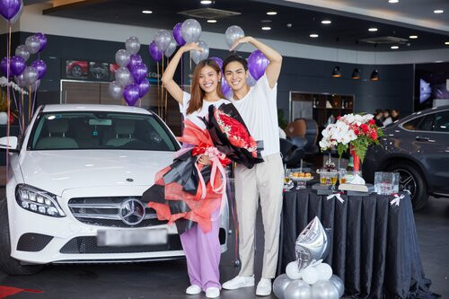 Showbiz 19/7: Hiền Thục phô diễn body, Hương Giang ướt át bên hồ bơi ảnh 7