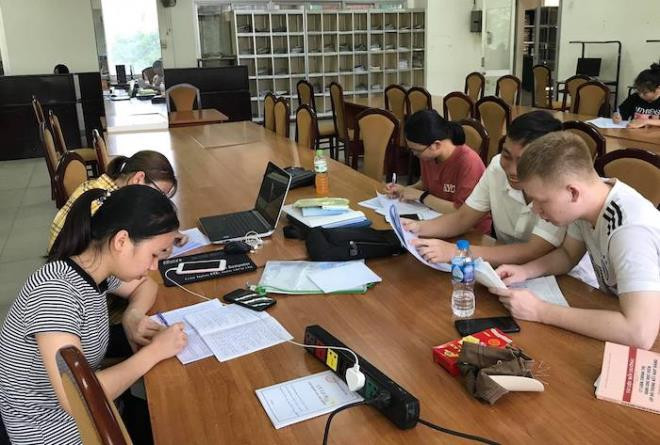 Sắc màu SV 27/6: Sinh viên Hà Nội “vật lộn” với nắng nóng, nữ sinh Ngân hàng xinh như mộng ảnh 5