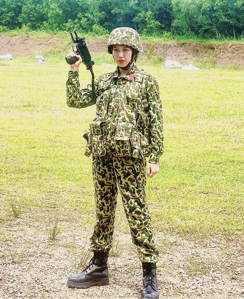 Hương Giang “tình tứ” trên du thuyền cùng bạn trai; Phạm Hương “đẫy đà” vì nghỉ dịch ảnh 6