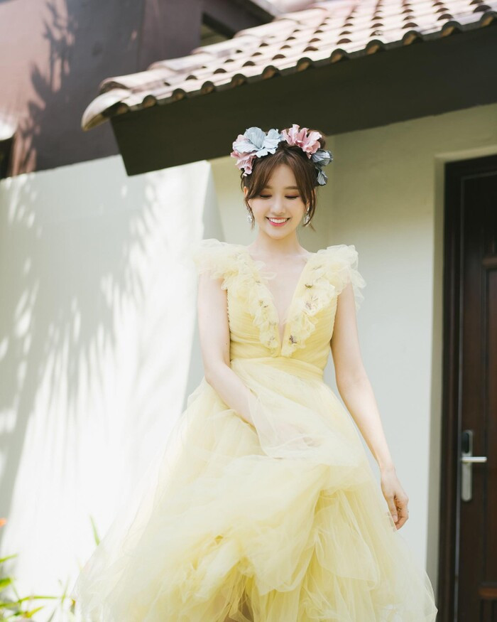 Showbiz 1/8: Chi Pu khoe vòng 1 cực nóng, Khả Ngân đón tuổi mới một mình ảnh 17