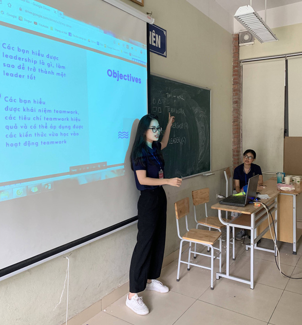 Sắc màu SV 27/7: “Thả tim” rần rần với nữ “chiến sĩ” xinh đẹp của ĐH Kinh tế Quốc dân ảnh 2