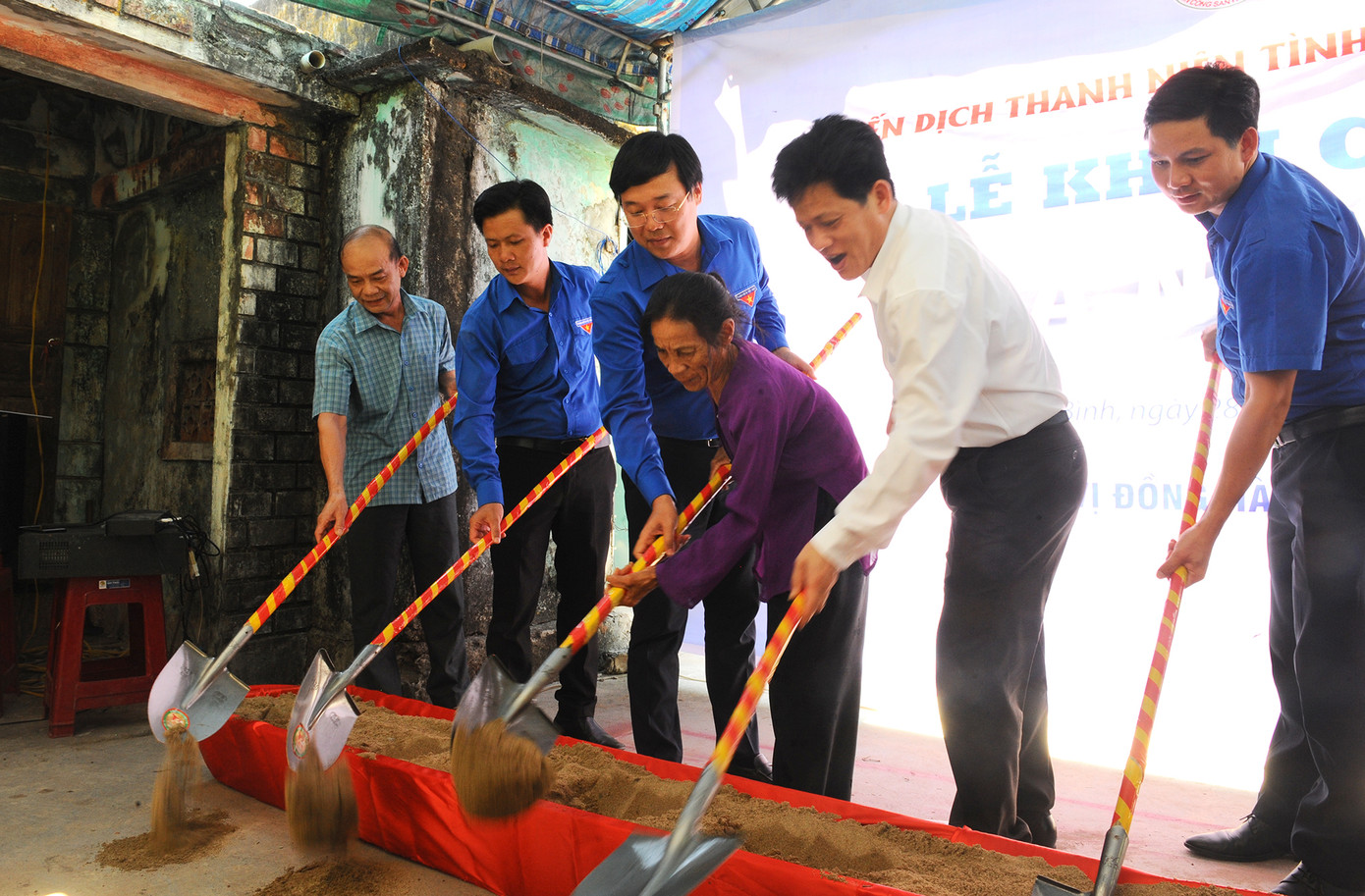 Dựng nhà tặng cựu thanh niên xung phong có hoàn cảnh khó khăn ảnh 4