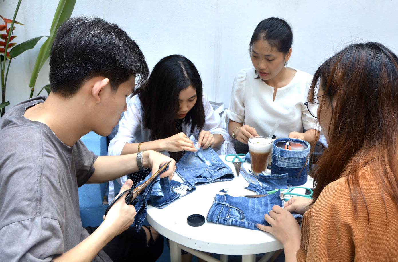 9X kiếm tiền và lan tỏa lối sống xanh nhờ ‘tái sinh’ đồ jean cũ ảnh 3