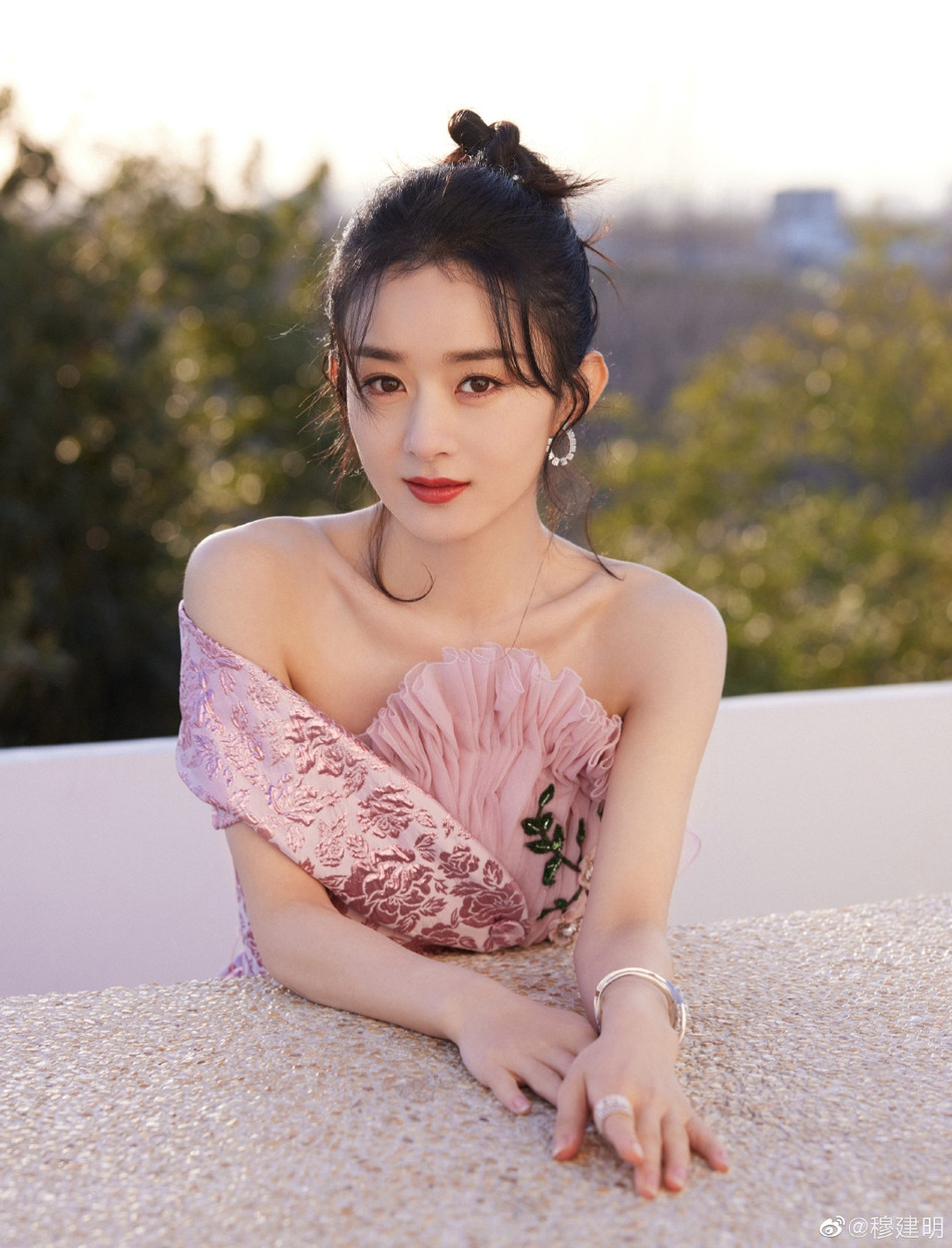 ‘Mẹ bỉm sữa’ Triệu Lệ Dĩnh xinh đẹp, ngọt ngào như công chúa ảnh 5