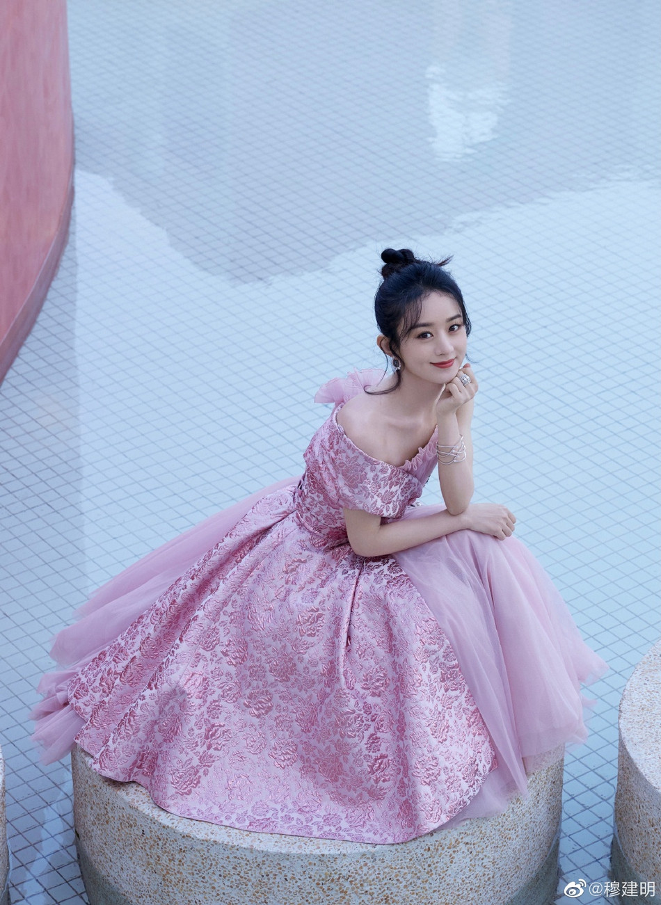 ‘Mẹ bỉm sữa’ Triệu Lệ Dĩnh xinh đẹp, ngọt ngào như công chúa ảnh 11