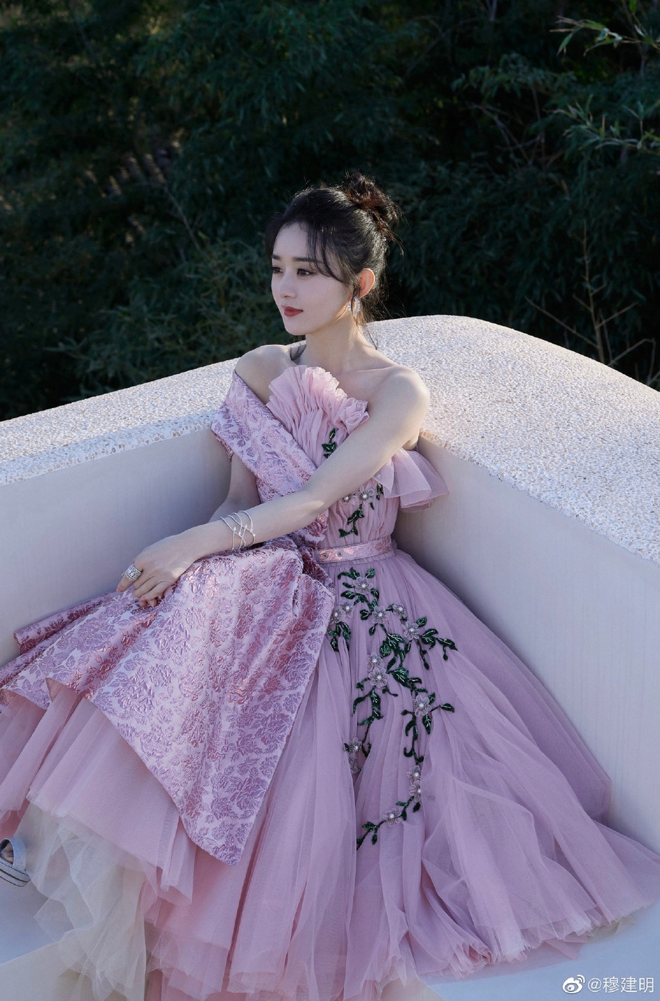 ‘Mẹ bỉm sữa’ Triệu Lệ Dĩnh xinh đẹp, ngọt ngào như công chúa ảnh 9