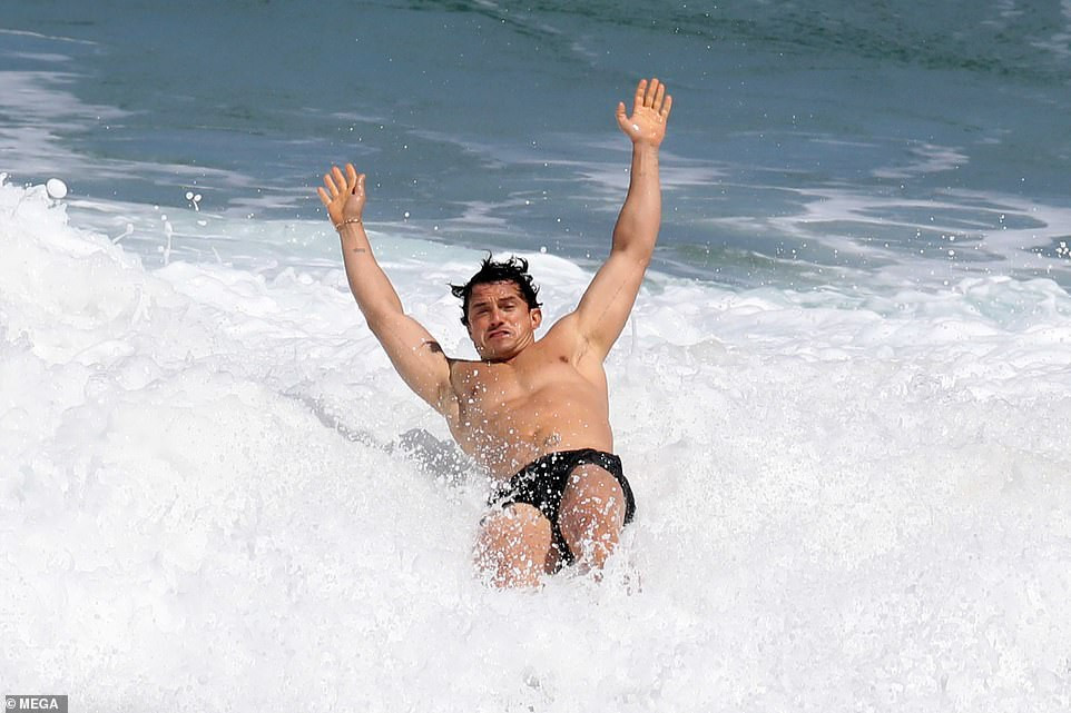 Lộ hình thể đẫy đà khi mặc đồ bơi, mẹ bỉm sữa Katy Perry ghi điểm với mặt mộc xuất sắc ảnh 12