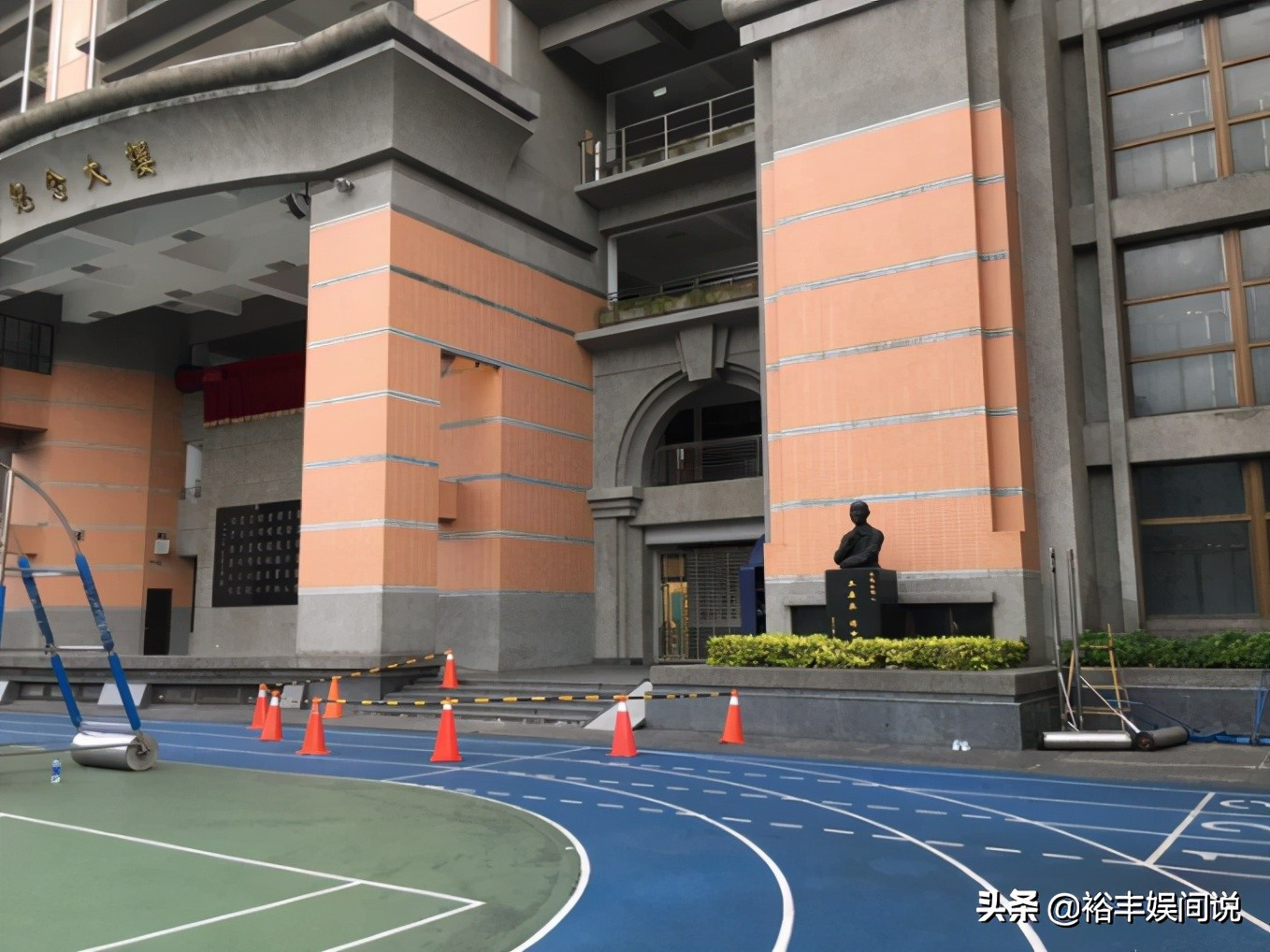 Nữ ca sĩ 21 tuổi xứ Đài về trường cấp ba cũ nhảy lầu tự tử ảnh 2