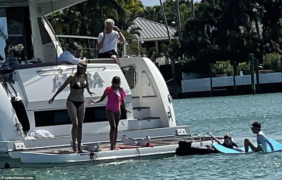 Ivanka Trump hiếm hoi lộ ảnh bikini, hình thể mẹ ba con đáng ngưỡng mộ ảnh 4