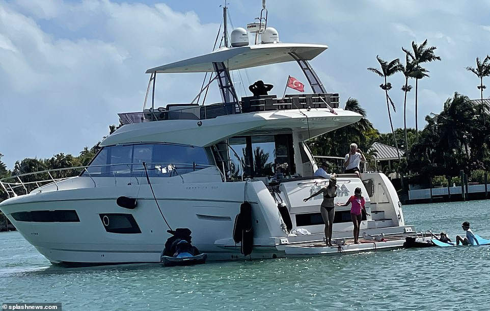 Ivanka Trump hiếm hoi lộ ảnh bikini, hình thể mẹ ba con đáng ngưỡng mộ ảnh 1