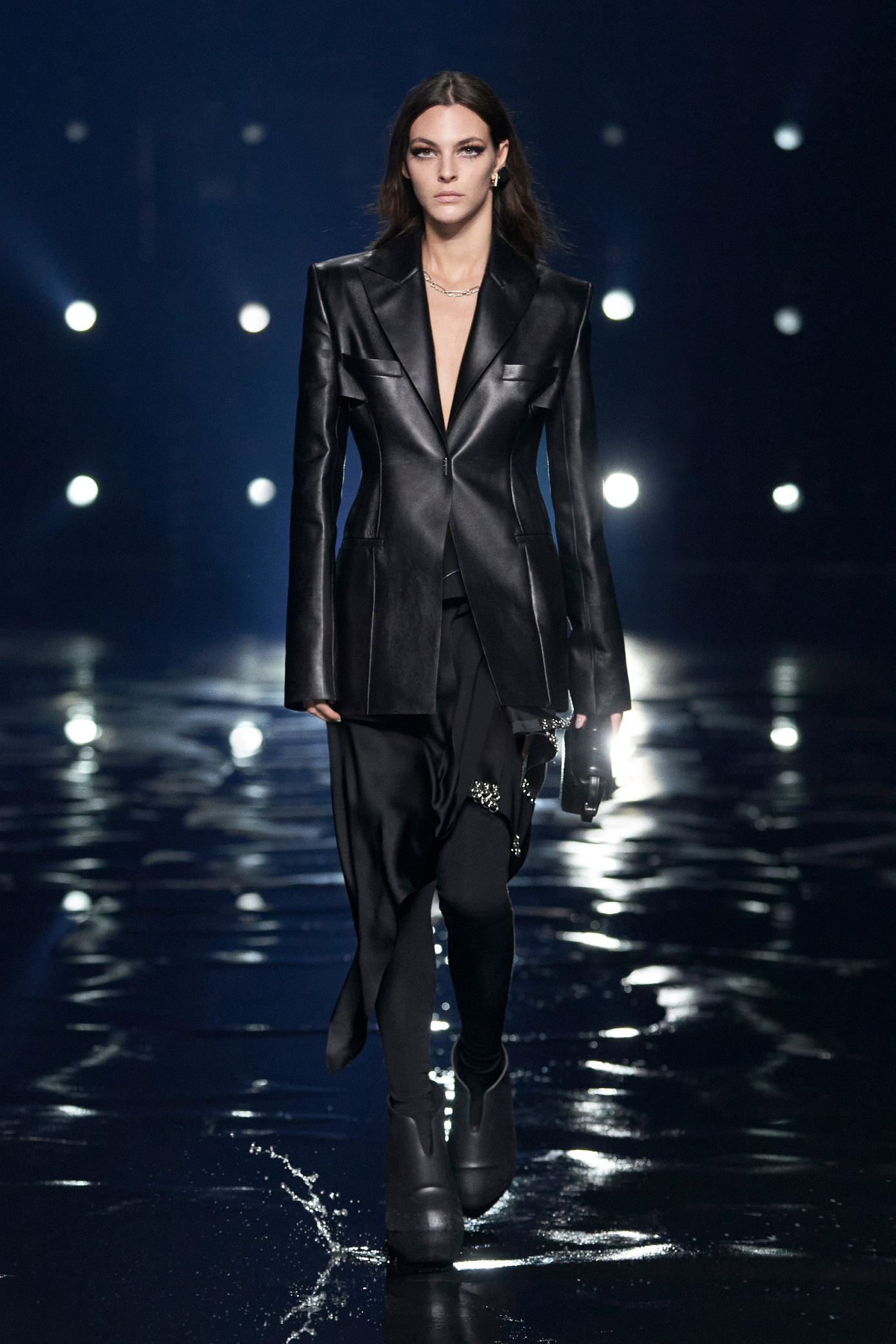 Bella Hadid ‘thả rông’, loạt người mẫu lộ nguyên vòng 1 trên sàn catwalk ảnh 17