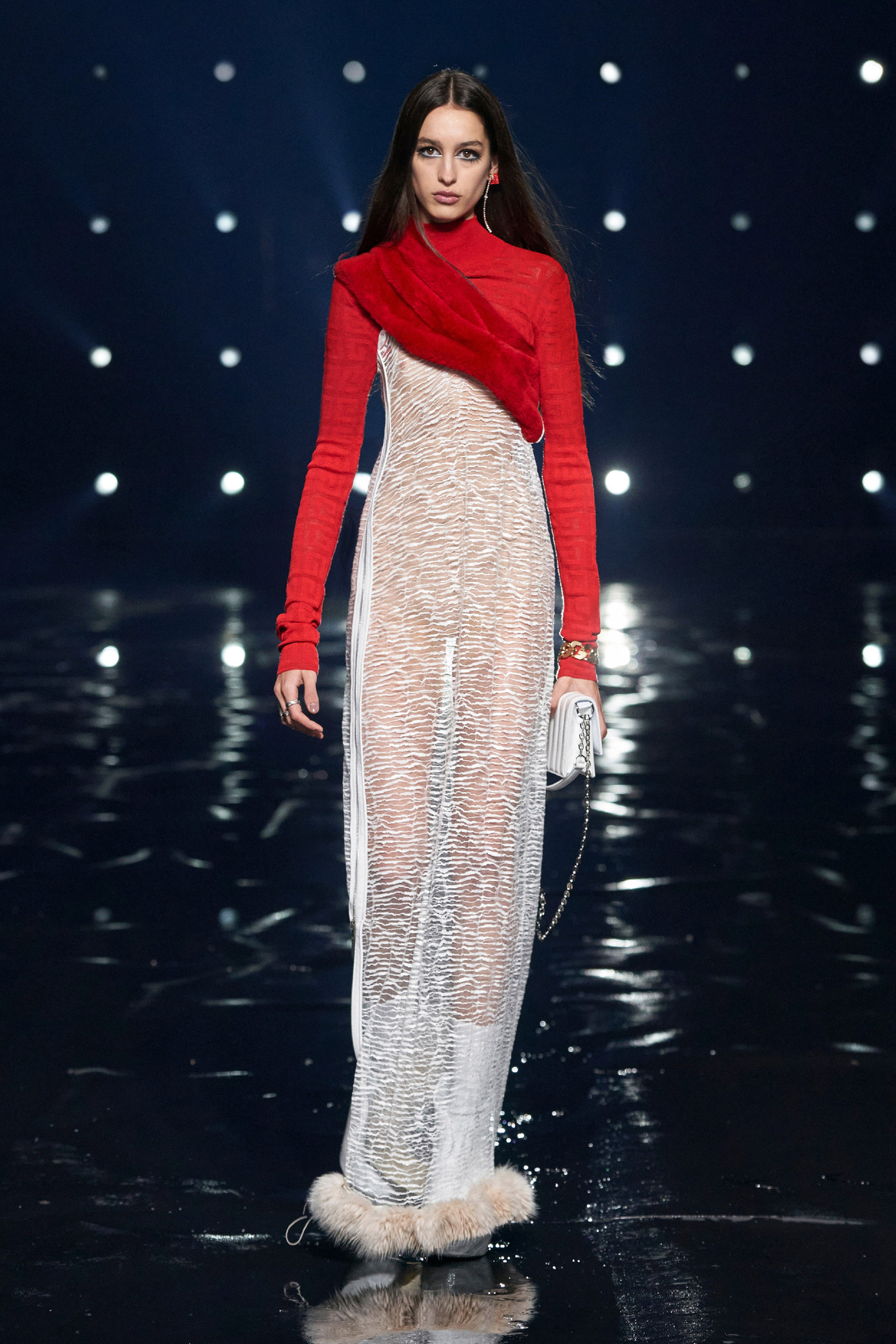 Bella Hadid ‘thả rông’, loạt người mẫu lộ nguyên vòng 1 trên sàn catwalk ảnh 9