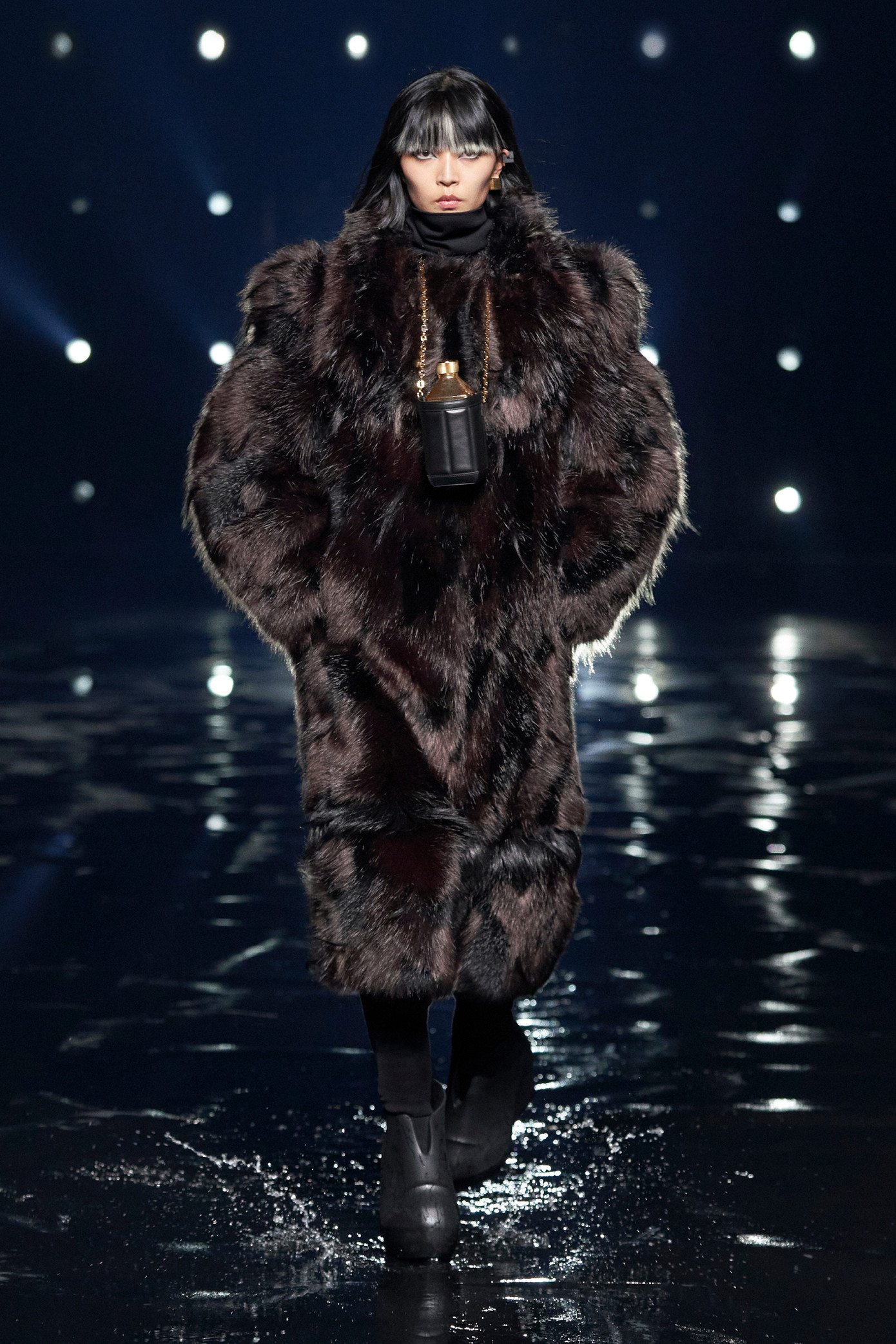 Bella Hadid ‘thả rông’, loạt người mẫu lộ nguyên vòng 1 trên sàn catwalk ảnh 16